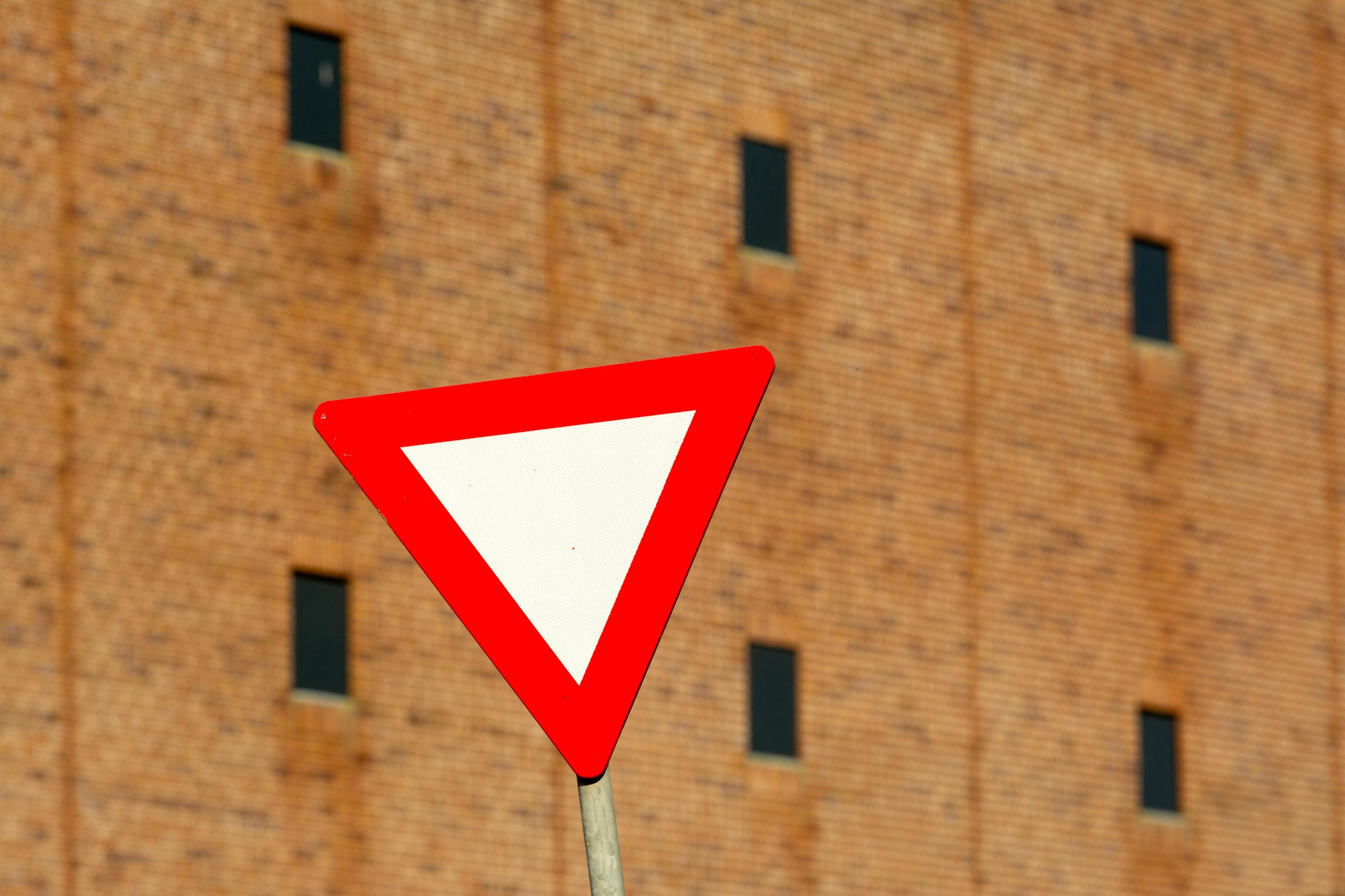 A yield street sign.